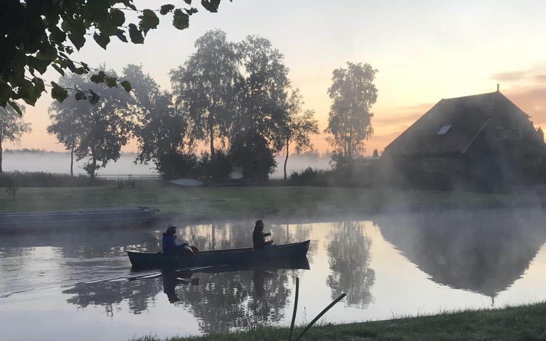 Terwijl de zon opkomt, fiets je door..